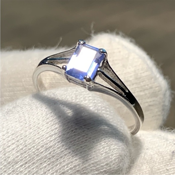 Beautiful Ceylon Sapphire White Gold Ring - Picture 3 of 11